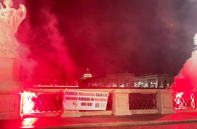Medio Oriente. ROMA: DAI GIOVANI DI MCL LO STRISCIONE SU PONTE SANT'ANGELO "ISRAELE MASSACRA GAZA E IL MONDO RIMANE IN SILENZIO. NOI NO!"